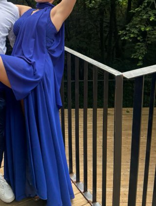 Vestido azul de fiesta con chal
