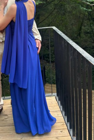 Vestido azul de fiesta con chal
