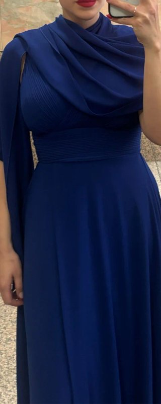 Vestido azul de fiesta con chal