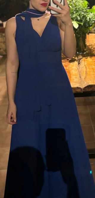 Vestido azul de fiesta con chal