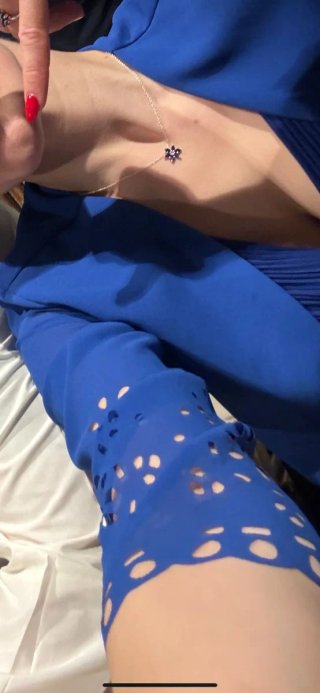 Vestido azul de fiesta con chal