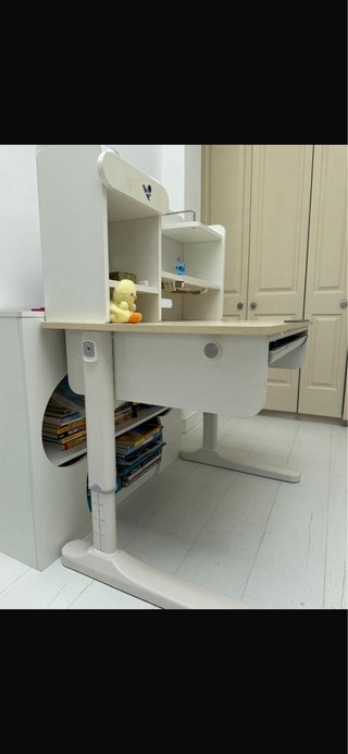 Escritorio infantil ajustable
