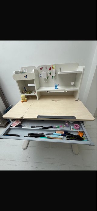 Escritorio infantil ajustable
