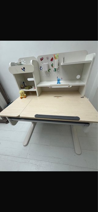 Escritorio infantil ajustable