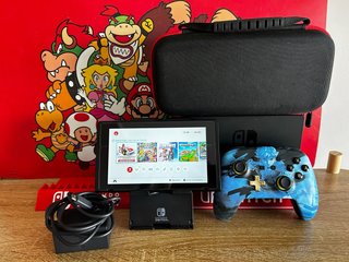 Nintendo Switch + mando pro zelda inalámbrico.
