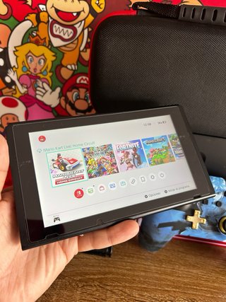 Nintendo Switch + mando pro zelda inalámbrico.