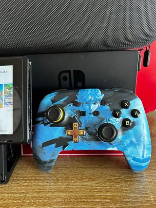 Nintendo Switch + mando pro zelda inalámbrico.