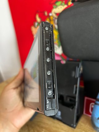 Nintendo Switch + mando pro zelda inalámbrico.