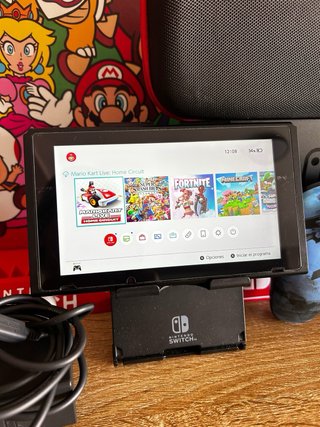 Nintendo Switch + mando pro zelda inalámbrico.