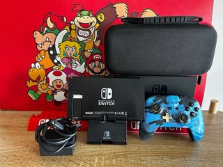 Nintendo Switch + mando pro zelda inalámbrico.