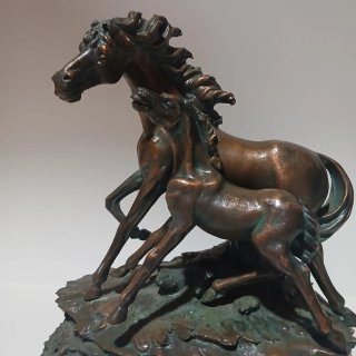 Scultura in bronzo di Pau Marcell dei cavalli del XX secolo
