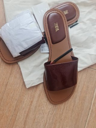 Sandalias planas Zara piel Nuevas con etiqueta.