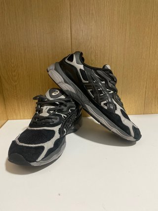 ASICS Bambas Negras y Grises