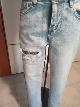 Jeans bambina con decorazioni fondo,taglia M ragaz