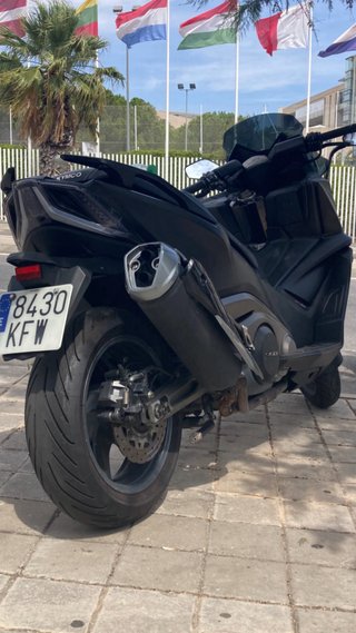 Kymco AK550 Maxi Scooter Negra