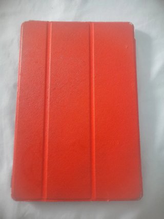 Tablet rossa con custodia beige