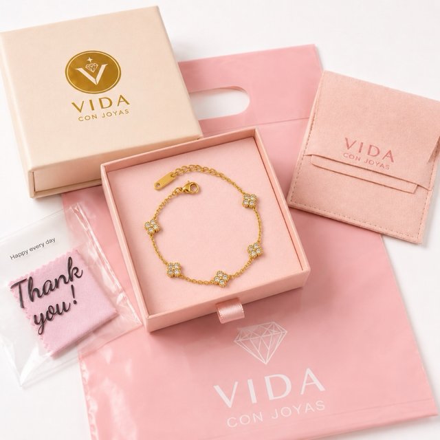 Pulsera dorada con tréboles y circonitas