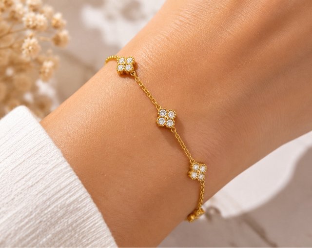 Pulsera dorada con tréboles y circonitas