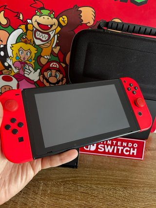 Nintendo Switch Roja + dock, cargador y funda.