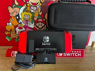 Nintendo Switch Roja + dock, cargador y funda.