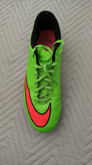 Zapatillas de fútbol Nike verdes y rojas