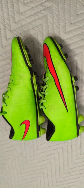 Zapatillas de fútbol Nike verdes y rojas