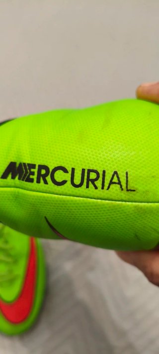 Zapatillas de fútbol Nike verdes y rojas