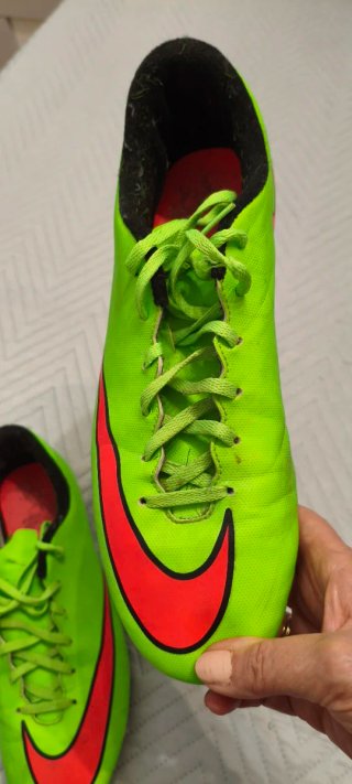 Zapatillas de fútbol Nike verdes y rojas