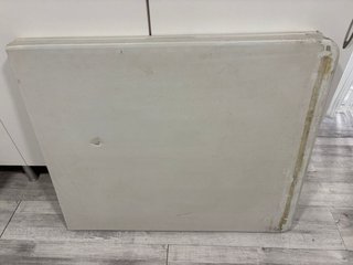 7 Sillas de Plástico Blancas + Mesa