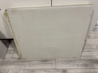 7 Sillas de Plástico Blancas + Mesa
