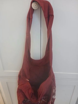 Bolso de tela bordado con espejos