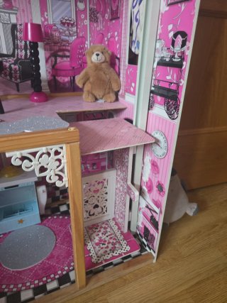 Casita de muñecas rosa con accesorios