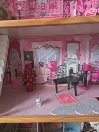 Casita de muñecas rosa con accesorios