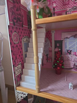 Casita de muñecas rosa con accesorios