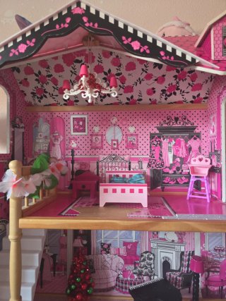 Casita de muñecas rosa con accesorios