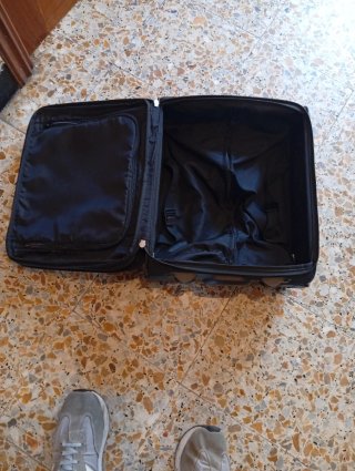 Maleta de cabina negra con dos ruedas