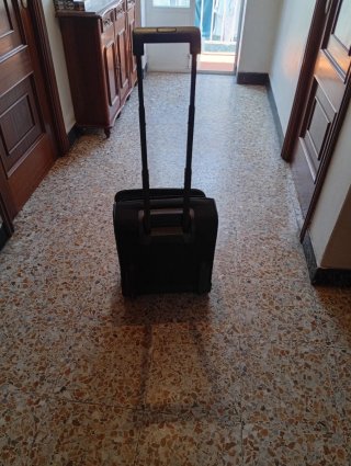 Maleta de cabina negra con dos ruedas
