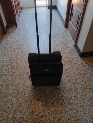 Maleta de cabina negra con dos ruedas