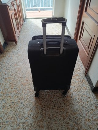 Maleta de cabina negra con dos ruedas