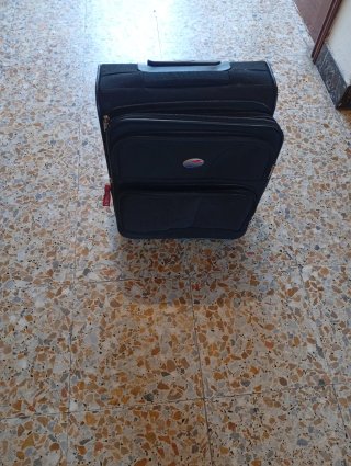 Maleta de cabina negra con dos ruedas