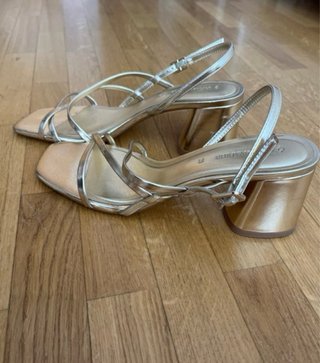 Sandalias Stradivarius tacón dorado talla 39