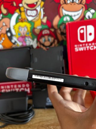Nintendo Switch con caja y accesorios originales