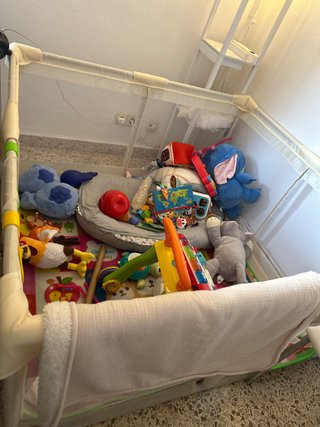 Parque de juegos infantil con alfombra