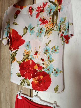Camiseta volantes y flores+Falda Roja Made inSpain