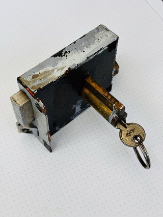 Cerradura sobreponer clásica con llaves