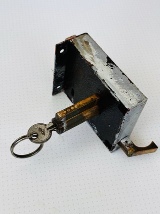 Cerradura sobreponer clásica con llaves