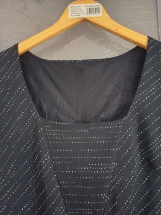 Camiseta negra con detalles plateados