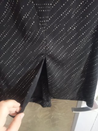 Camiseta negra con detalles plateados