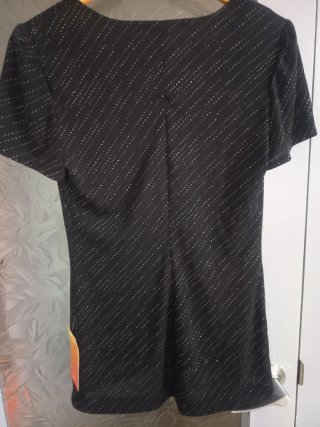 Camiseta negra con detalles plateados