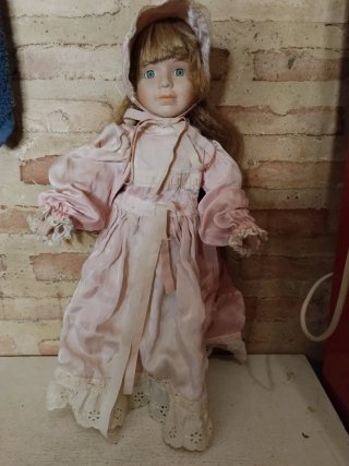 Muñeca antigua de porcelana vestida de novia